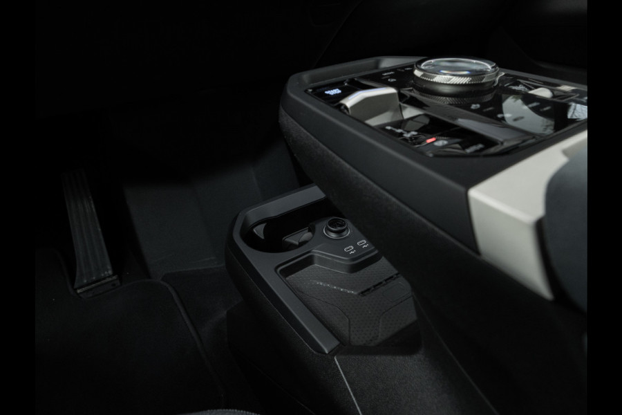 BMW iX xDrive40 - Sportpakket - Pano - Trekhaak - Soft Close - Driving Ass Prof - Lasers