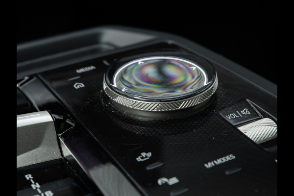 BMW iX xDrive40 - Sportpakket - Pano - Trekhaak - Soft Close - Driving Ass Prof - Lasers