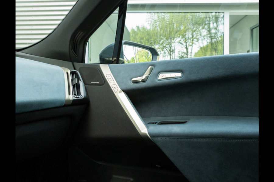 BMW iX xDrive40 - Sportpakket - Pano - Trekhaak - Soft Close - Driving Ass Prof - Lasers