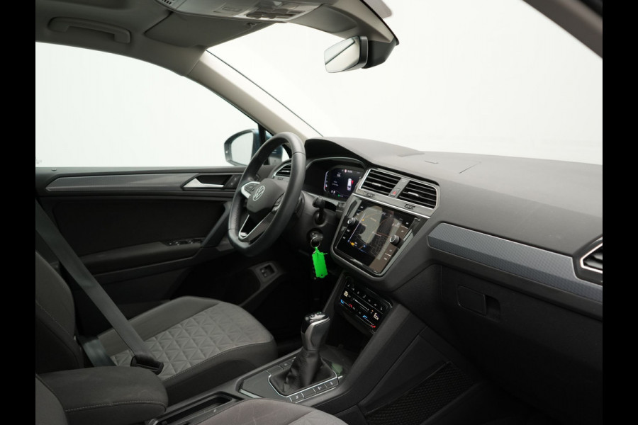 Volkswagen Tiguan 1.4 TSI eHybrid Life Plug In Hybrid 245pk Dealer O.H PHEV | Trekhaak Af Fabriek | Panodak | Adaptive Cruise | Camera | Sportstoelen Verwarmd | Navigatie | Stuurverwarming | Virtual | DAB |