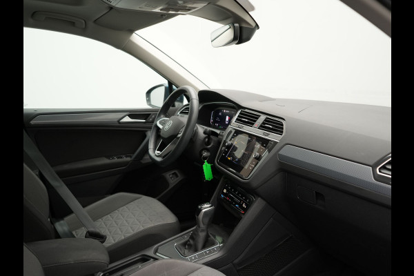 Volkswagen Tiguan 1.4 TSI eHybrid Life Plug In Hybrid 245pk Dealer O.H PHEV | Trekhaak Af Fabriek | Panodak | Adaptive Cruise | Camera | Sportstoelen Verwarmd | Navigatie | Stuurverwarming | Virtual | DAB |