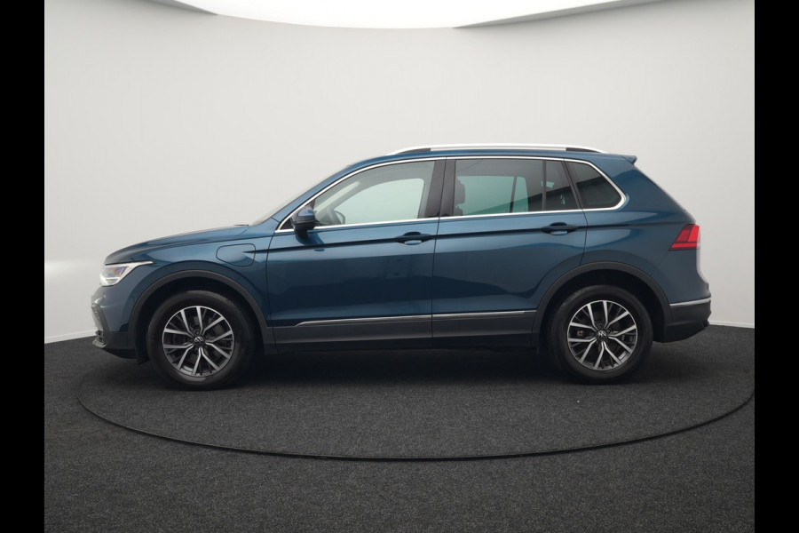 Volkswagen Tiguan 1.4 TSI eHybrid Life Plug In Hybrid 245pk Dealer O.H PHEV | Trekhaak Af Fabriek | Panodak | Adaptive Cruise | Camera | Sportstoelen Verwarmd | Navigatie | Stuurverwarming | Virtual | DAB |