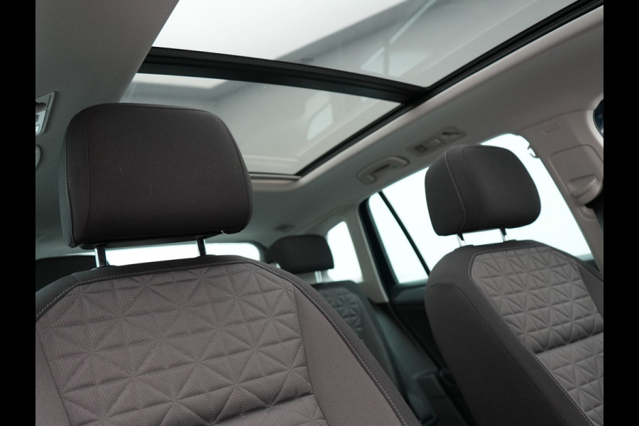 Volkswagen Tiguan 1.4 TSI eHybrid Life Plug In Hybrid 245pk Dealer O.H PHEV | Trekhaak Af Fabriek | Panodak | Adaptive Cruise | Camera | Sportstoelen Verwarmd | Navigatie | Stuurverwarming | Virtual | DAB |