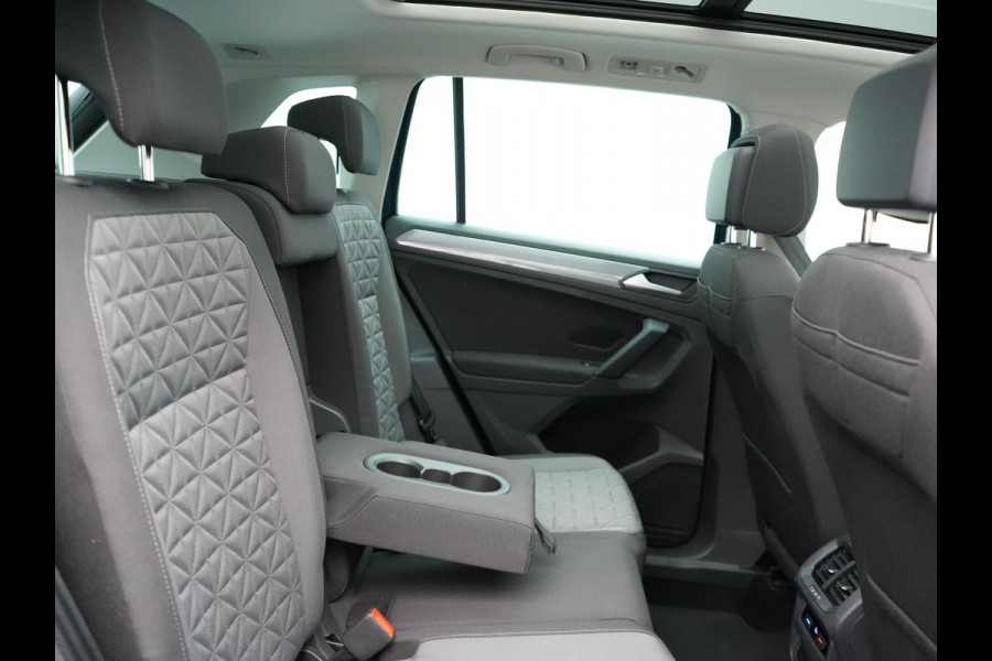 Volkswagen Tiguan 1.4 TSI eHybrid Life Plug In Hybrid 245pk Dealer O.H PHEV | Trekhaak Af Fabriek | Panodak | Adaptive Cruise | Camera | Sportstoelen Verwarmd | Navigatie | Stuurverwarming | Virtual | DAB |