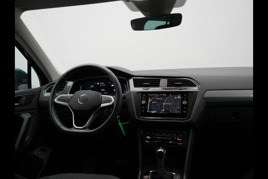Volkswagen Tiguan 1.4 TSI eHybrid Life Plug In Hybrid 245pk Dealer O.H PHEV | Trekhaak Af Fabriek | Panodak | Adaptive Cruise | Camera | Sportstoelen Verwarmd | Navigatie | Stuurverwarming | Virtual | DAB |
