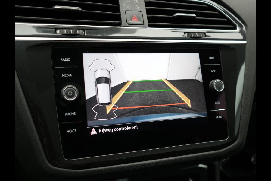 Volkswagen Tiguan 1.4 TSI eHybrid Life Plug In Hybrid 245pk Dealer O.H PHEV | Trekhaak Af Fabriek | Panodak | Adaptive Cruise | Camera | Sportstoelen Verwarmd | Navigatie | Stuurverwarming | Virtual | DAB |