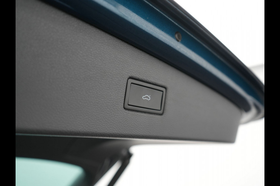 Volkswagen Tiguan 1.4 TSI eHybrid Life Plug In Hybrid 245pk Dealer O.H PHEV | Trekhaak Af Fabriek | Panodak | Adaptive Cruise | Camera | Sportstoelen Verwarmd | Navigatie | Stuurverwarming | Virtual | DAB |