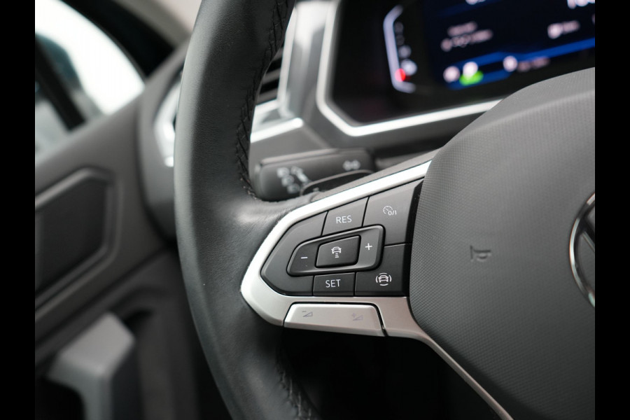 Volkswagen Tiguan 1.4 TSI eHybrid Life Plug In Hybrid 245pk Dealer O.H PHEV | Trekhaak Af Fabriek | Panodak | Adaptive Cruise | Camera | Sportstoelen Verwarmd | Navigatie | Stuurverwarming | Virtual | DAB |