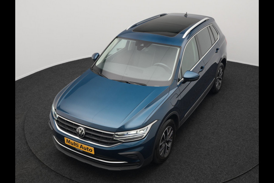 Volkswagen Tiguan 1.4 TSI eHybrid Life Plug In Hybrid 245pk Dealer O.H PHEV | Trekhaak Af Fabriek | Panodak | Adaptive Cruise | Camera | Sportstoelen Verwarmd | Navigatie | Stuurverwarming | Virtual | DAB |