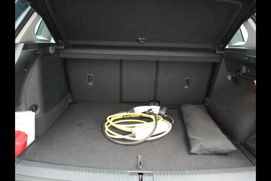 Volkswagen Tiguan 1.4 TSI eHybrid Life Plug In Hybrid 245pk Dealer O.H PHEV | Trekhaak Af Fabriek | Panodak | Adaptive Cruise | Camera | Sportstoelen Verwarmd | Navigatie | Stuurverwarming | Virtual | DAB |