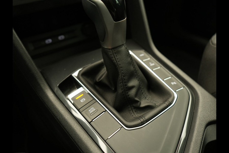 Volkswagen Tiguan 1.4 TSI eHybrid Life Plug In Hybrid 245pk Dealer O.H PHEV | Trekhaak Af Fabriek | Panodak | Adaptive Cruise | Camera | Sportstoelen Verwarmd | Navigatie | Stuurverwarming | Virtual | DAB |