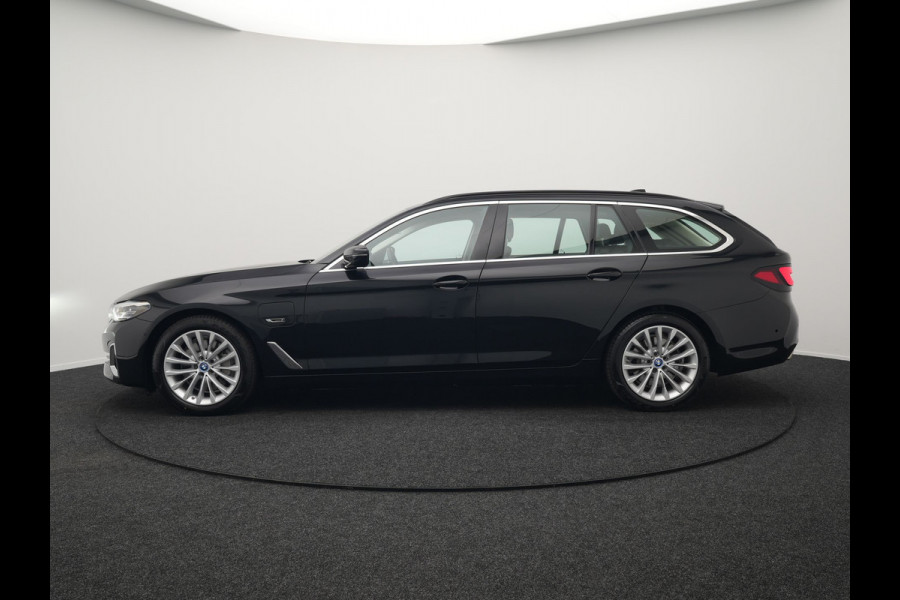 BMW 5 Serie Touring 530e Luxury Line Plug In Hybrid 294pk Dealer O.H PHEV | Trekhaak Af Fabriek | Panodak | Camera | Lederen Sportstoelen Memory & Verwarmd | Apple Carplay | Cruise Control | Navigatie | Virtual | DAB |