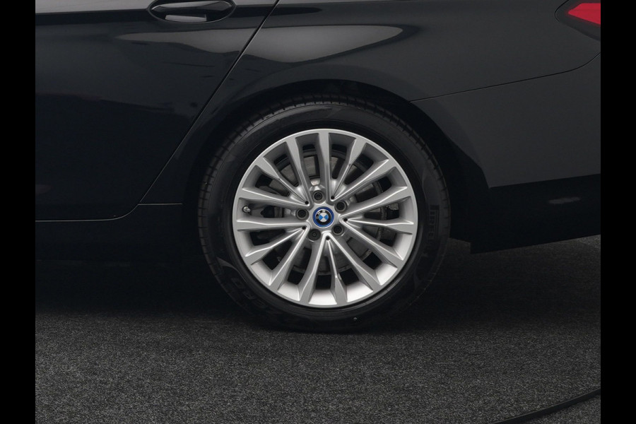 BMW 5 Serie Touring 530e Luxury Line Plug In Hybrid 294pk Dealer O.H PHEV | Trekhaak Af Fabriek | Panodak | Camera | Lederen Sportstoelen Memory & Verwarmd | Apple Carplay | Cruise Control | Navigatie | Virtual | DAB |