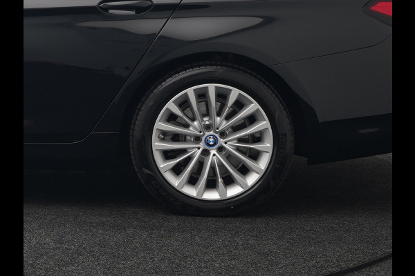 BMW 5 Serie Touring 530e Luxury Line Plug In Hybrid 294pk Dealer O.H PHEV | Trekhaak Af Fabriek | Panodak | Camera | Lederen Sportstoelen Memory & Verwarmd | Apple Carplay | Cruise Control | Navigatie | Virtual | DAB |