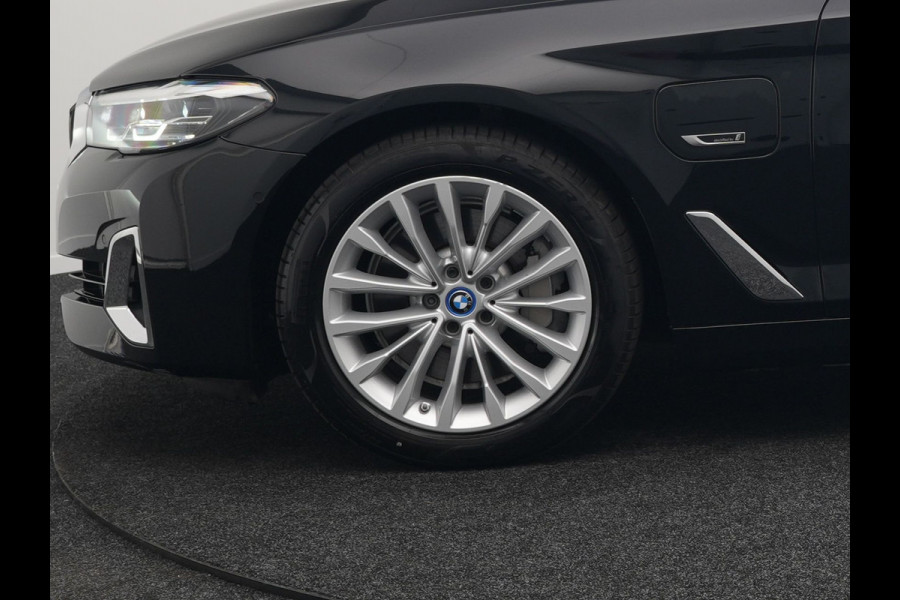 BMW 5 Serie Touring 530e Luxury Line Plug In Hybrid 294pk Dealer O.H PHEV | Trekhaak Af Fabriek | Panodak | Camera | Lederen Sportstoelen Memory & Verwarmd | Apple Carplay | Cruise Control | Navigatie | Virtual | DAB |