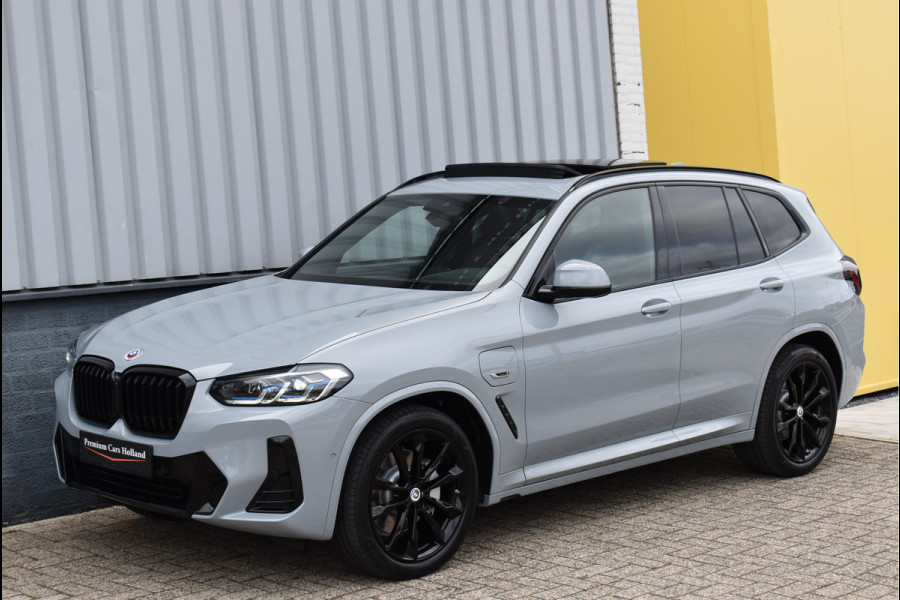 BMW X3 xDrive30e M-Sport Pakket 292 Pk Brooklyn Grau Laser Led Pano Navi Leder HUD Camera 20 Inch