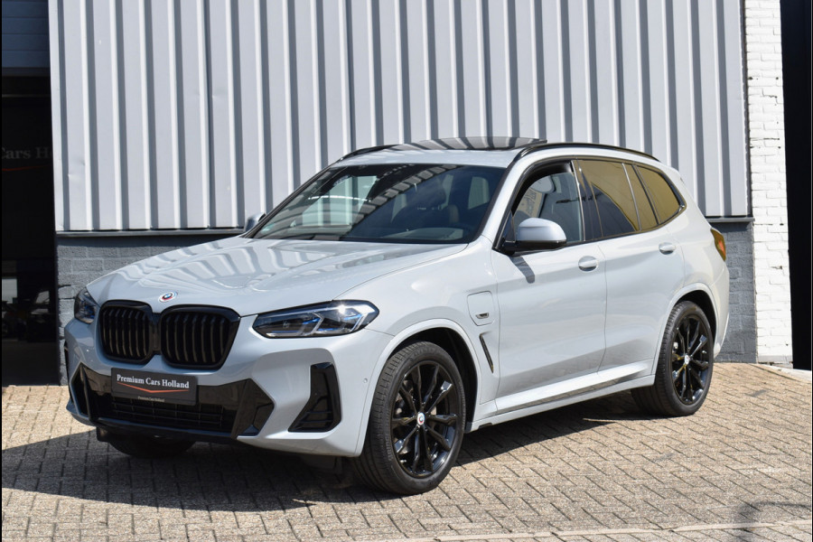 BMW X3 xDrive30e M-Sport Pakket 292 Pk Brooklyn Grau Laser Led Pano Navi Leder HUD Camera 20 Inch
