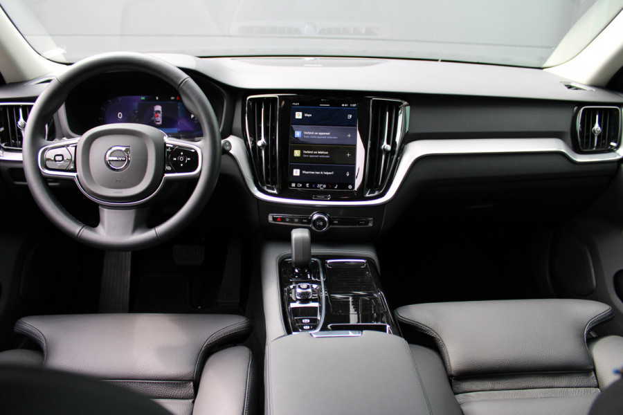 Volvo V60 2.0 T6 Plug-in hybrid AWD Plus Dark | Panoramadak | Trekhaak | H/K | 360 Camera