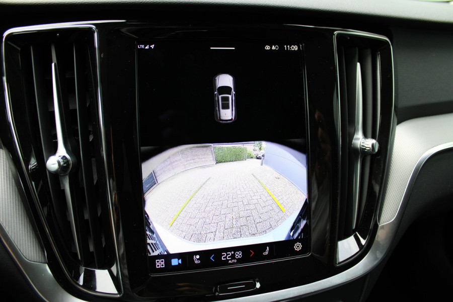 Volvo V60 2.0 T6 Plug-in hybrid AWD Plus Dark | Panoramadak | Trekhaak | H/K | 360 Camera