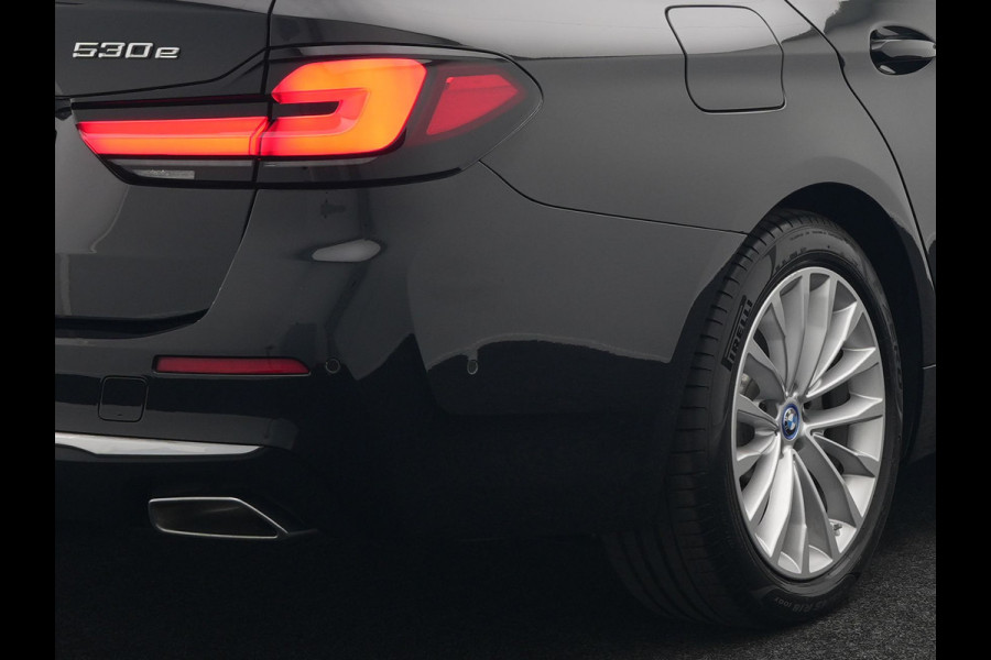 BMW 5 Serie Touring 530e Luxury Line Plug In Hybrid 294pk Dealer O.H PHEV | Trekhaak Af Fabriek | Panodak | Camera | Lederen Sportstoelen Memory & Verwarmd | Apple Carplay | Cruise Control | Navigatie | Virtual | DAB |