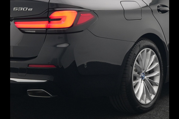 BMW 5 Serie Touring 530e Luxury Line Plug In Hybrid 294pk Dealer O.H PHEV | Trekhaak Af Fabriek | Panodak | Camera | Lederen Sportstoelen Memory & Verwarmd | Apple Carplay | Cruise Control | Navigatie | Virtual | DAB |