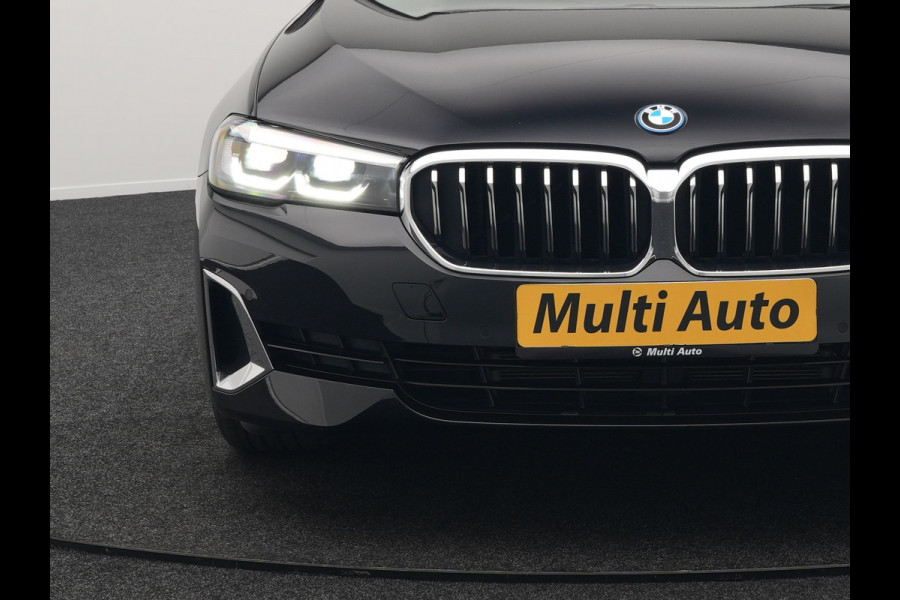 BMW 5 Serie Touring 530e Luxury Line Plug In Hybrid 294pk Dealer O.H PHEV | Trekhaak Af Fabriek | Panodak | Camera | Lederen Sportstoelen Memory & Verwarmd | Apple Carplay | Cruise Control | Navigatie | Virtual | DAB |