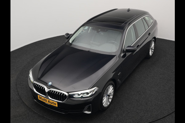 BMW 5 Serie Touring 530e Luxury Line Plug In Hybrid 294pk Dealer O.H PHEV | Trekhaak Af Fabriek | Panodak | Camera | Lederen Sportstoelen Memory & Verwarmd | Apple Carplay | Cruise Control | Navigatie | Virtual | DAB |