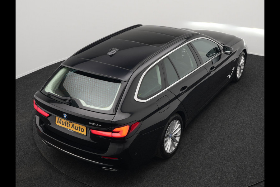 BMW 5 Serie Touring 530e Luxury Line Plug In Hybrid 294pk Dealer O.H PHEV | Trekhaak Af Fabriek | Panodak | Camera | Lederen Sportstoelen Memory & Verwarmd | Apple Carplay | Cruise Control | Navigatie | Virtual | DAB |