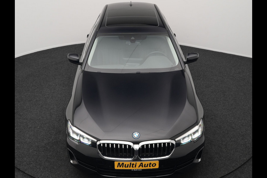BMW 5 Serie Touring 530e Luxury Line Plug In Hybrid 294pk Dealer O.H PHEV | Trekhaak Af Fabriek | Panodak | Camera | Lederen Sportstoelen Memory & Verwarmd | Apple Carplay | Cruise Control | Navigatie | Virtual | DAB |