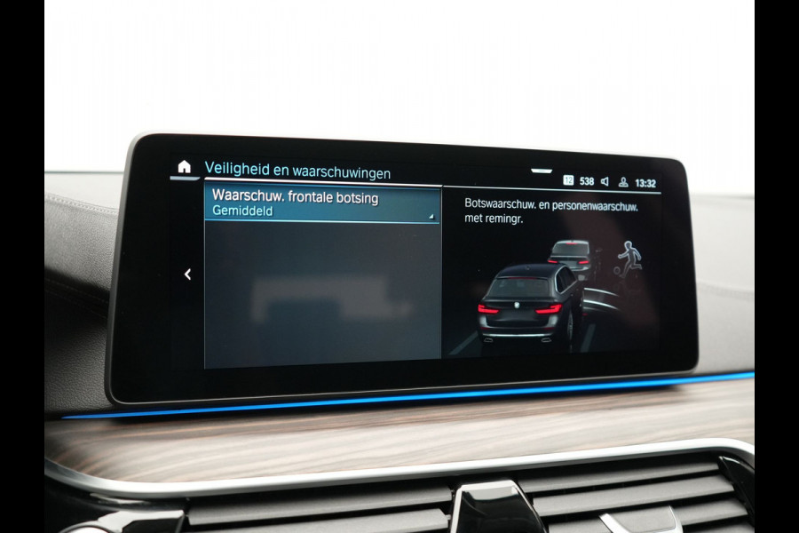 BMW 5 Serie Touring 530e Luxury Line Plug In Hybrid 294pk Dealer O.H PHEV | Trekhaak Af Fabriek | Panodak | Camera | Lederen Sportstoelen Memory & Verwarmd | Apple Carplay | Cruise Control | Navigatie | Virtual | DAB |