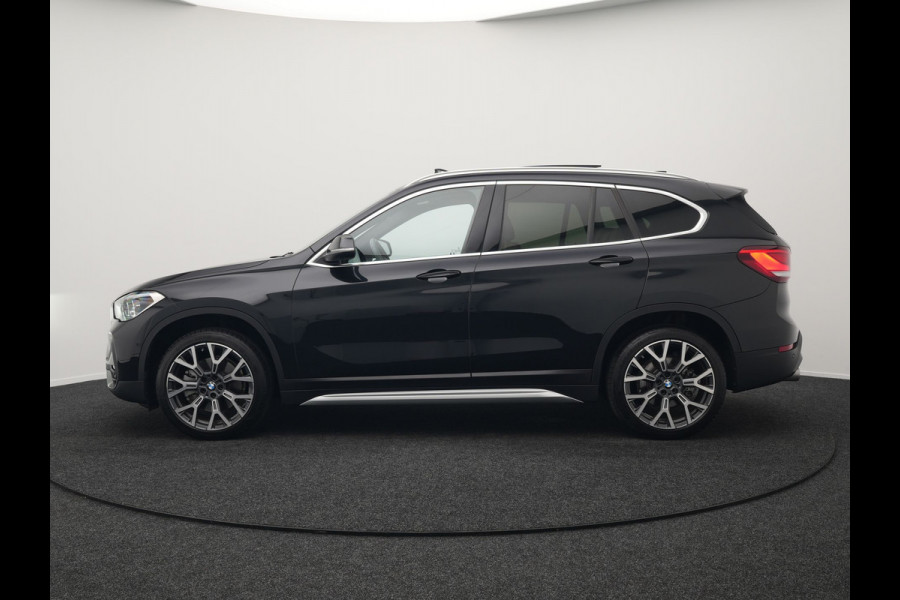 BMW X1 sDrive20i Sportline Automaat 192pk | Trekhaak Afneembaar | Panodak | Head Up | Lederen Sportstoelen Verwarmd | Navigatie | Camera | Sfeerverlichting | Virtual  | DAB |
