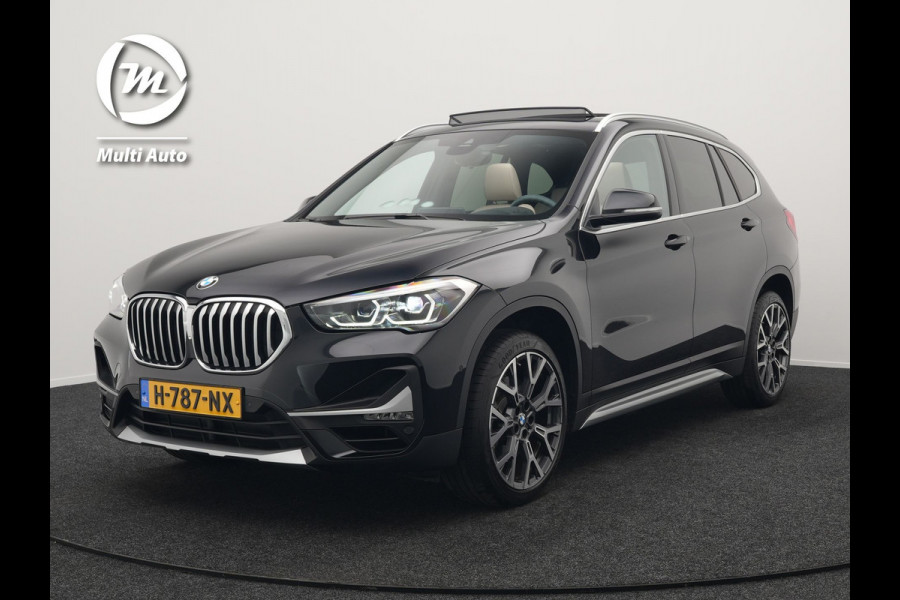 BMW X1 sDrive20i Sportline Automaat 192pk | Trekhaak Afneembaar | Panodak | Head Up | Lederen Sportstoelen Verwarmd | Navigatie | Camera | Sfeerverlichting | Virtual  | DAB |