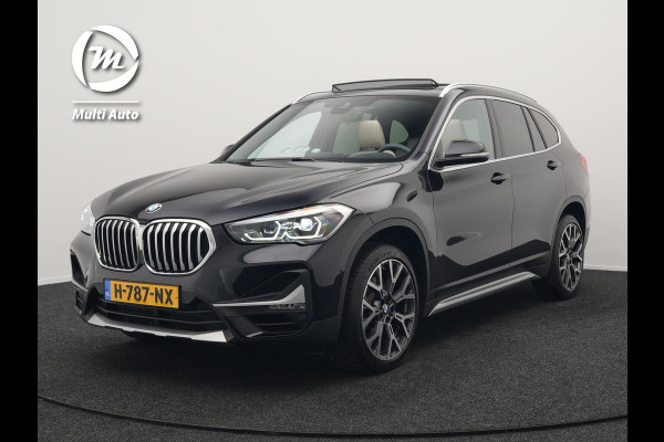 BMW X1 sDrive20i Sportline Automaat 192pk | Trekhaak Afneembaar | Panodak | Head Up | Lederen Sportstoelen Verwarmd | Navigatie | Camera | Sfeerverlichting | Virtual  | DAB |