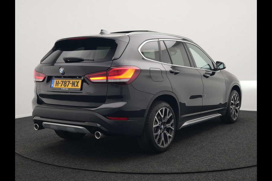BMW X1 sDrive20i Sportline Automaat 192pk | Trekhaak Afneembaar | Panodak | Head Up | Lederen Sportstoelen Verwarmd | Navigatie | Camera | Sfeerverlichting | Virtual  | DAB |