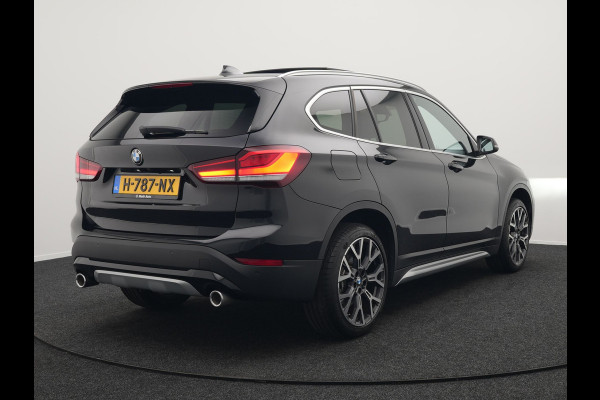 BMW X1 sDrive20i Sportline Automaat 192pk | Trekhaak Afneembaar | Panodak | Head Up | Lederen Sportstoelen Verwarmd | Navigatie | Camera | Sfeerverlichting | Virtual  | DAB |