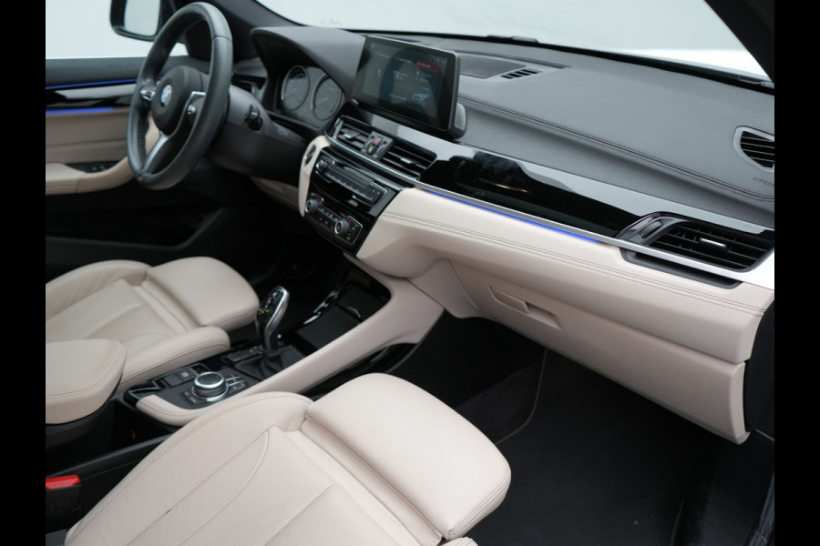 BMW X1 sDrive20i Sportline Automaat 192pk | Trekhaak Afneembaar | Panodak | Head Up | Lederen Sportstoelen Verwarmd | Navigatie | Camera | Sfeerverlichting | Virtual  | DAB |