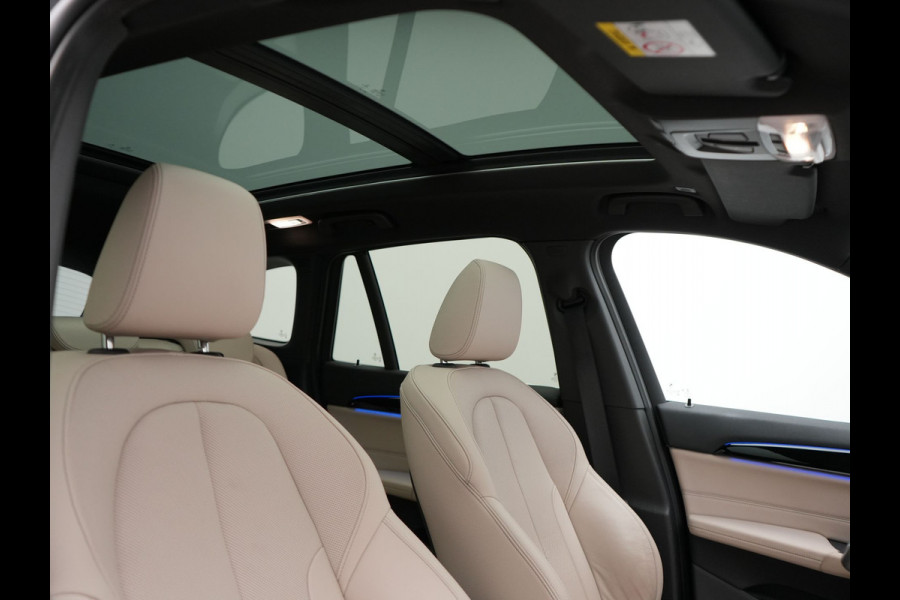 BMW X1 sDrive20i Sportline Automaat 192pk | Trekhaak Afneembaar | Panodak | Head Up | Lederen Sportstoelen Verwarmd | Navigatie | Camera | Sfeerverlichting | Virtual  | DAB |