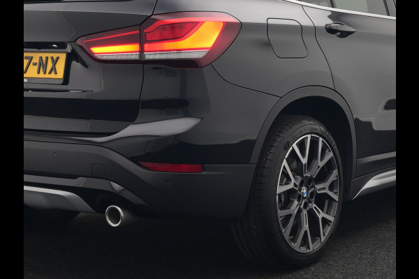 BMW X1 sDrive20i Sportline Automaat 192pk | Trekhaak Afneembaar | Panodak | Head Up | Lederen Sportstoelen Verwarmd | Navigatie | Camera | Sfeerverlichting | Virtual  | DAB |