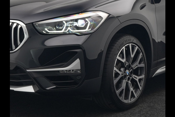 BMW X1 sDrive20i Sportline Automaat 192pk | Trekhaak Afneembaar | Panodak | Head Up | Lederen Sportstoelen Verwarmd | Navigatie | Camera | Sfeerverlichting | Virtual  | DAB |
