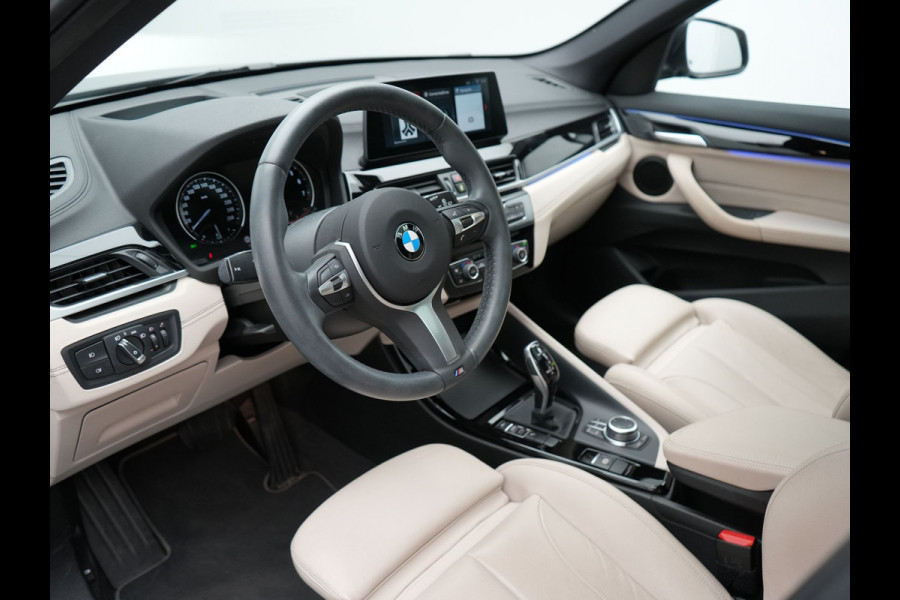 BMW X1 sDrive20i Sportline Automaat 192pk | Trekhaak Afneembaar | Panodak | Head Up | Lederen Sportstoelen Verwarmd | Navigatie | Camera | Sfeerverlichting | Virtual  | DAB |