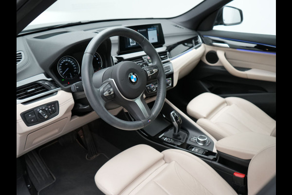 BMW X1 sDrive20i Sportline Automaat 192pk | Trekhaak Afneembaar | Panodak | Head Up | Lederen Sportstoelen Verwarmd | Navigatie | Camera | Sfeerverlichting | Virtual  | DAB |