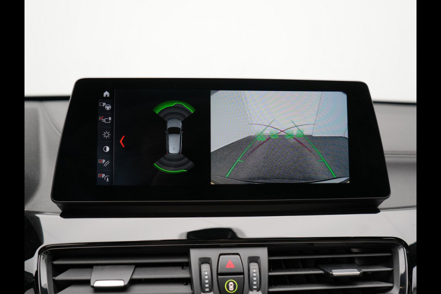 BMW X1 sDrive20i Sportline Automaat 192pk | Trekhaak Afneembaar | Panodak | Head Up | Lederen Sportstoelen Verwarmd | Navigatie | Camera | Sfeerverlichting | Virtual  | DAB |