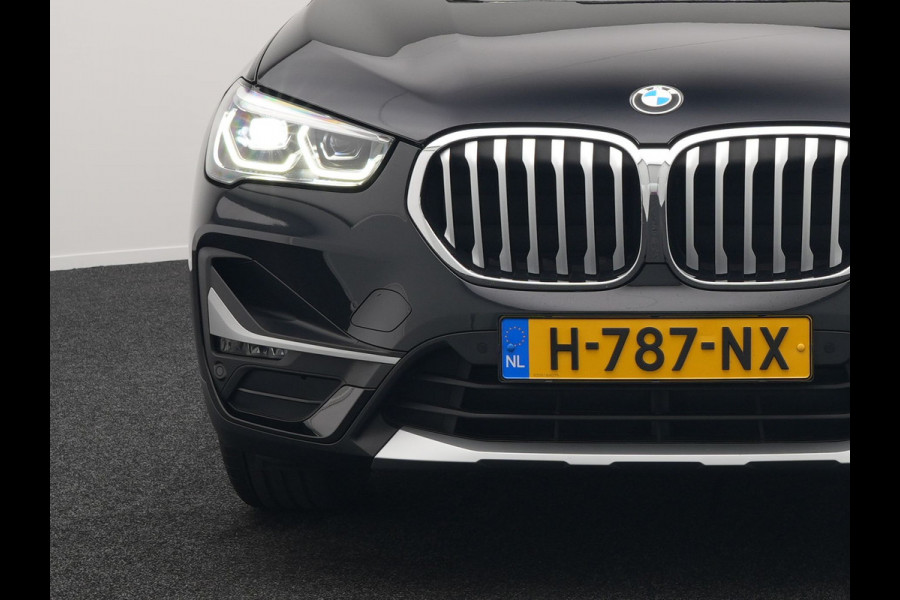 BMW X1 sDrive20i Sportline Automaat 192pk | Trekhaak Afneembaar | Panodak | Head Up | Lederen Sportstoelen Verwarmd | Navigatie | Camera | Sfeerverlichting | Virtual  | DAB |