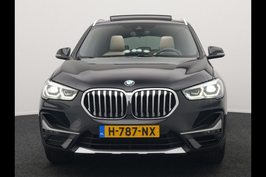 BMW X1 sDrive20i Sportline Automaat 192pk | Trekhaak Afneembaar | Panodak | Head Up | Lederen Sportstoelen Verwarmd | Navigatie | Camera | Sfeerverlichting | Virtual  | DAB |