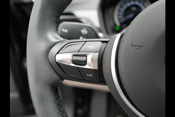 BMW X1 sDrive20i Sportline Automaat 192pk | Trekhaak Afneembaar | Panodak | Head Up | Lederen Sportstoelen Verwarmd | Navigatie | Camera | Sfeerverlichting | Virtual  | DAB |