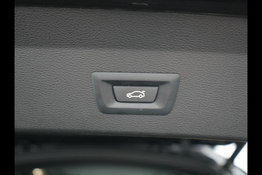 BMW X1 sDrive20i Sportline Automaat 192pk | Trekhaak Afneembaar | Panodak | Head Up | Lederen Sportstoelen Verwarmd | Navigatie | Camera | Sfeerverlichting | Virtual  | DAB |