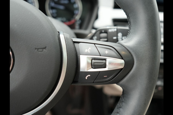 BMW X1 sDrive20i Sportline Automaat 192pk | Trekhaak Afneembaar | Panodak | Head Up | Lederen Sportstoelen Verwarmd | Navigatie | Camera | Sfeerverlichting | Virtual  | DAB |