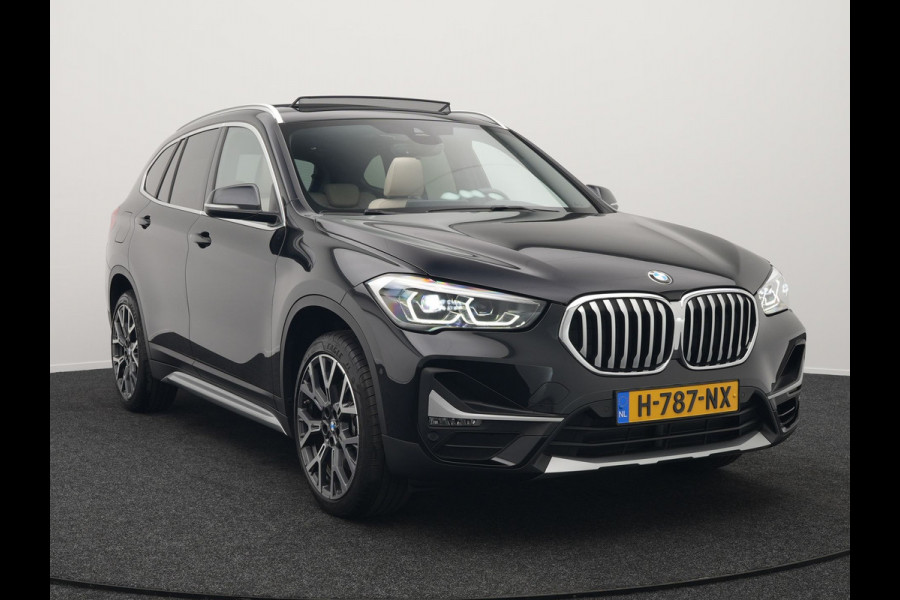 BMW X1 sDrive20i Sportline Automaat 192pk | Trekhaak Afneembaar | Panodak | Head Up | Lederen Sportstoelen Verwarmd | Navigatie | Camera | Sfeerverlichting | Virtual  | DAB |