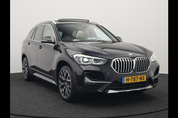 BMW X1 sDrive20i Sportline Automaat 192pk | Trekhaak Afneembaar | Panodak | Head Up | Lederen Sportstoelen Verwarmd | Navigatie | Camera | Sfeerverlichting | Virtual  | DAB |