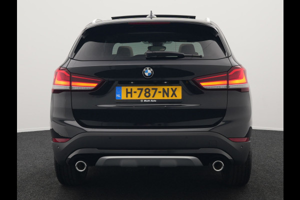 BMW X1 sDrive20i Sportline Automaat 192pk | Trekhaak Afneembaar | Panodak | Head Up | Lederen Sportstoelen Verwarmd | Navigatie | Camera | Sfeerverlichting | Virtual  | DAB |